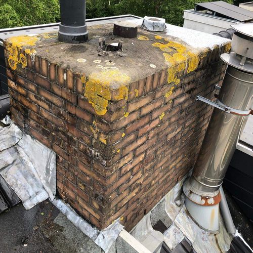 Verouderd lood rondom een schoorsteen